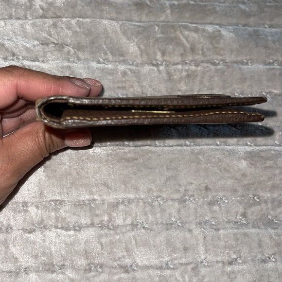 Preloved Gucci wallet good condition has some wear on folds n little on corner. - Picture 3 of 14